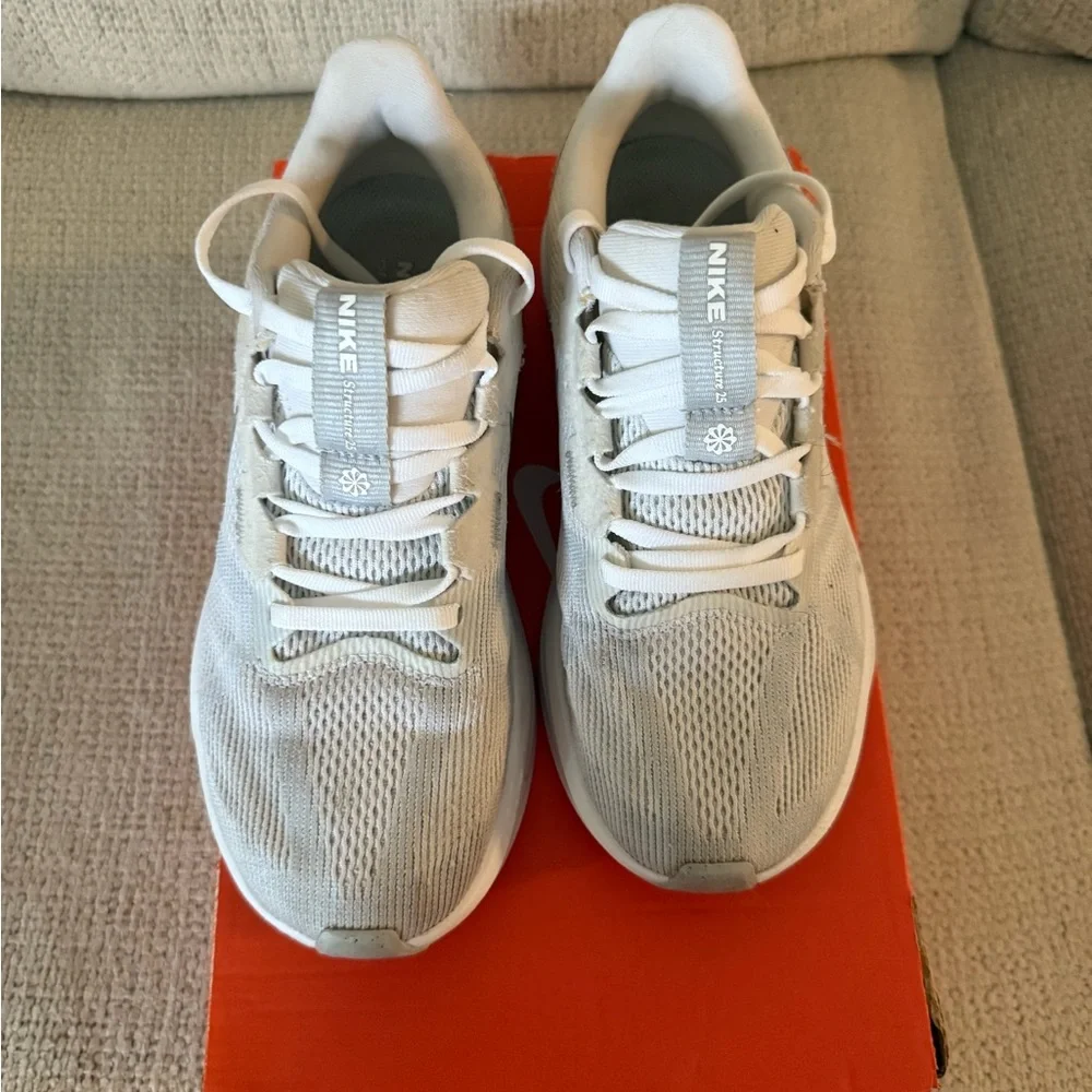 Nike Cream and White Running Shoes - Picture 10 of 11